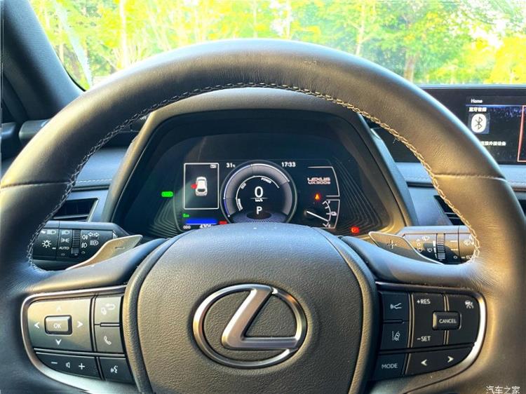 Lexus UX200