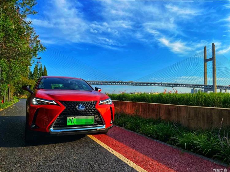 Lexus UX200
