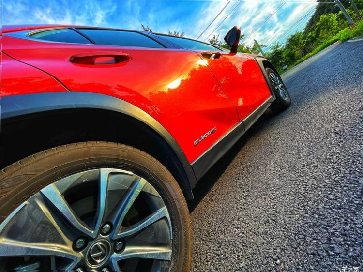 Lexus UX200