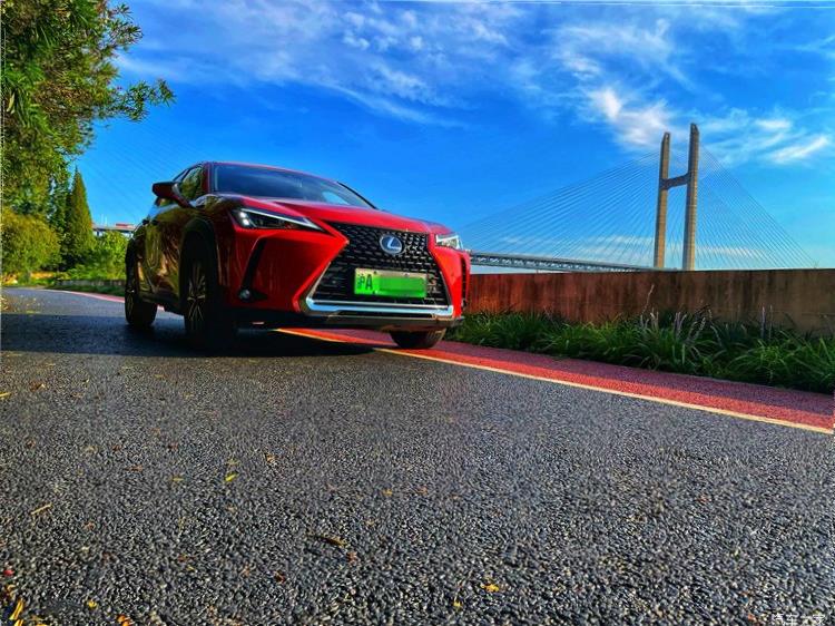 Lexus UX200