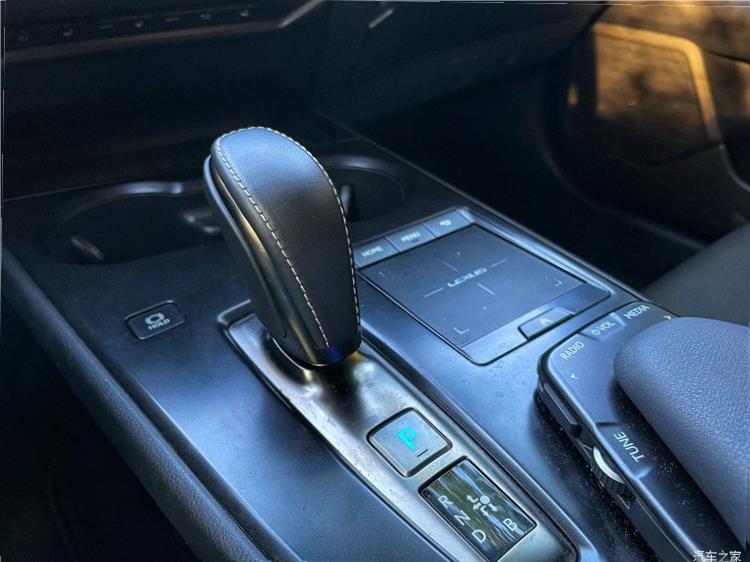 Lexus UX200