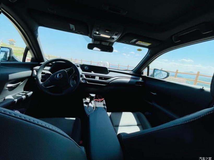 Lexus UX200