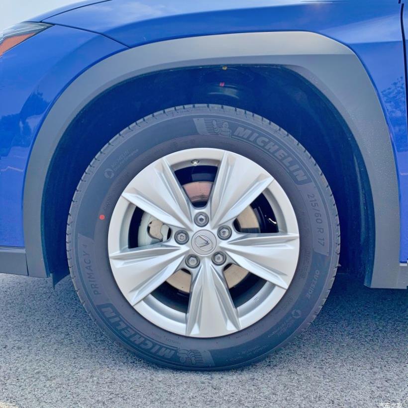 Lexus UX200