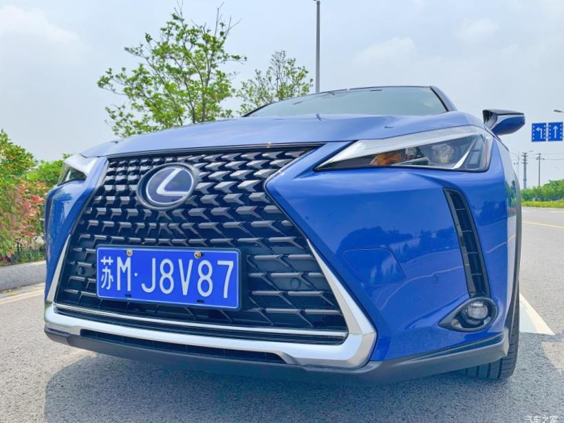 Lexus UX200