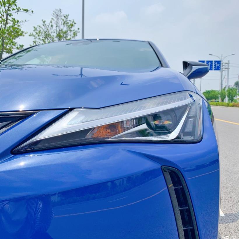 Lexus UX200