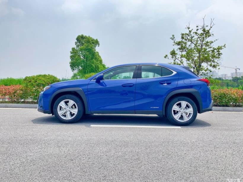 Lexus UX200