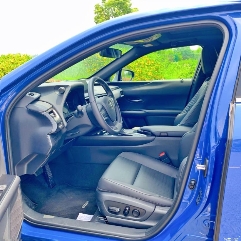 Lexus UX200