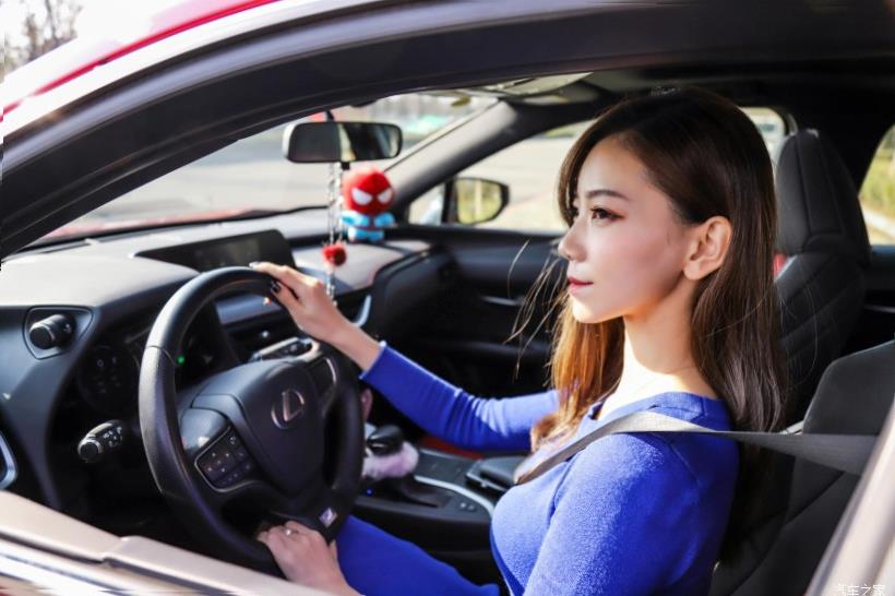 Lexus UX200