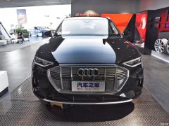 Модель 55 quattro 2019 года 2019 55 quattro fashion model Фото 2 из 45