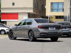 Обновленный спортивный костюм 740Li xDrive Executive M 2019 года 2019 facelifted 740Li xDrive executive M sports suit Фото 5 из 122