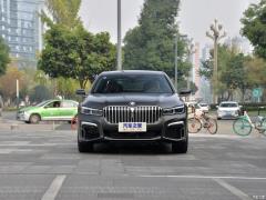 Обновленный спортивный костюм 750Li xDrive V8 M 2019 года 2019 facelifted 750Li xDrive V8 M sports suit Фото 2 из 72