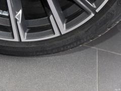 Обновленный спортивный костюм 740Li xDrive Executive M 2019 года 2019 facelifted 740Li xDrive executive M sports suit Фото 33 из 50
