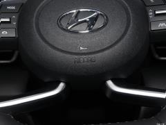 2021 1,5-литровый вариатор LUX Premium Edition 2021 1.5L CVT LUX Premium Edition Фото 201 из 544