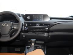 Фото Lexus UX200 